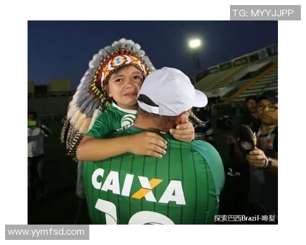 足球明星场上突发意外离世引发全球哀悼与反思运动安全问题