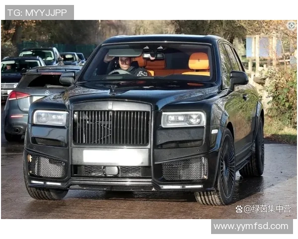 足球明星驾驭库里南豪车展现风采引发球迷热议