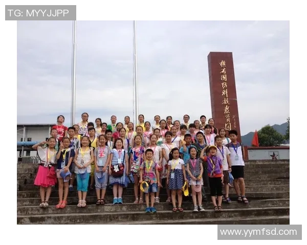 三兄弟齐聚足球场共绘明星梦想与激情之旅 三兄弟齐聚足球场共绘明星梦想与激情之旅